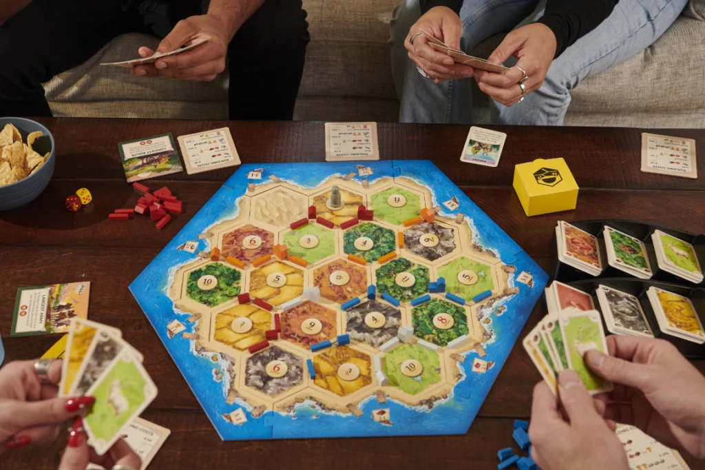 Caja del juego de mesa Catan, edición base, con la ilustración de la isla